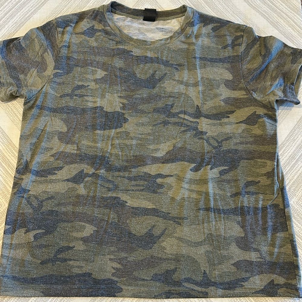 Strut This Women’s Faded Camouflage Short-sleeve T-Shirt (One Size)